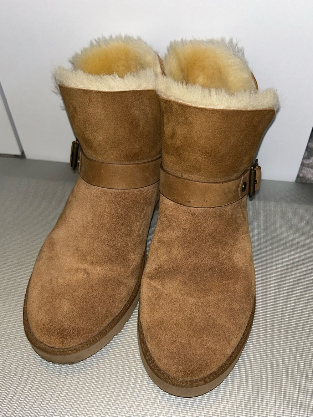 Euc Women’s Romely short Ugg boots - Picture 2 of 6
